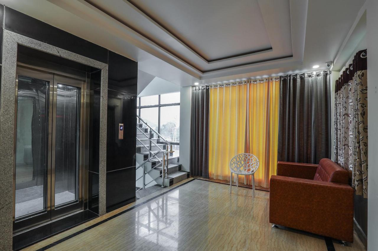 Oyo 16155 Hotel Dcm Grand Vijayawāda エクステリア 写真